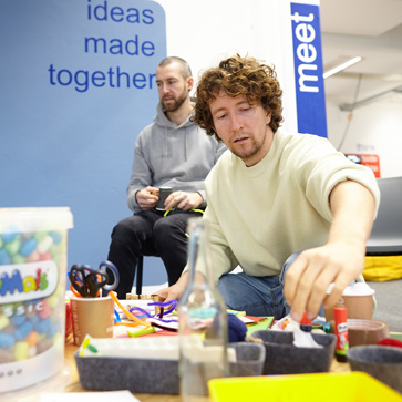 Teacher training courses teach methods such as design thinking and integrate critical thinking, empathy and sustainability into MINT lessons.© Siemens Stiftung /Photograph René Arnold