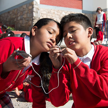 For us, learning through research is crucial. This is because learning with all your senses enables you to truly understand content and apply it in day-to-day life.© Siemens Stiftung /
Photograph Uli Reinhardt
