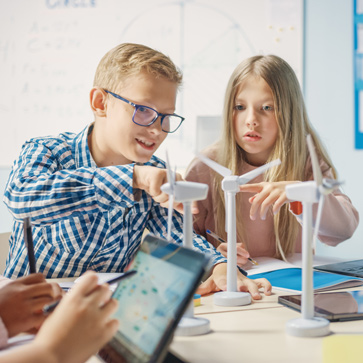 We believe that education on climate change is an important lever. Numerous teaching and learning materials are produced in cooperation with the Office for Climate Education.© Gorodenkoff Productions