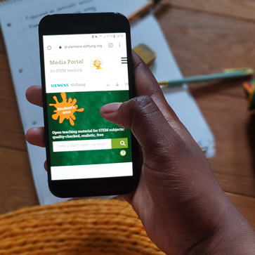 Our education portals offer interactive media packages, method tips and further training for MINT lessons in the form of Open Educational Resources (OER).© Siemens Stiftung