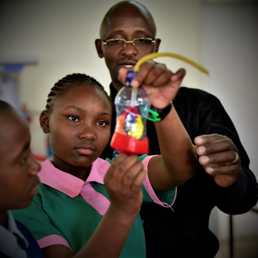 The Experimento international educational program combines teaching and learning on current MINT topics with 21st century skills.© Proof Africa/Siemens Stiftung /
Photograph Jonathon Rees