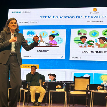 Nina Smidt presents the Open Education Resources in New Delhi © Siemens Stiftung