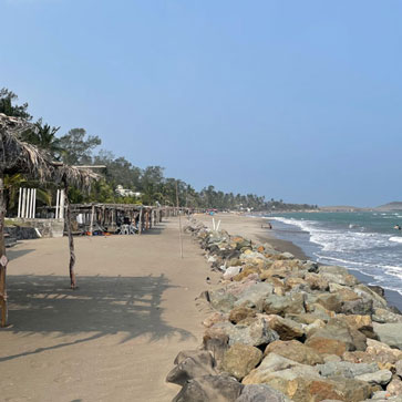 Idyll only at first glance: Coastal erosion, rising sea levels threaten natural resources and infrastructure. Adaptation measures like these wave breakers are installed on the beaches to secure the infrastructure.
